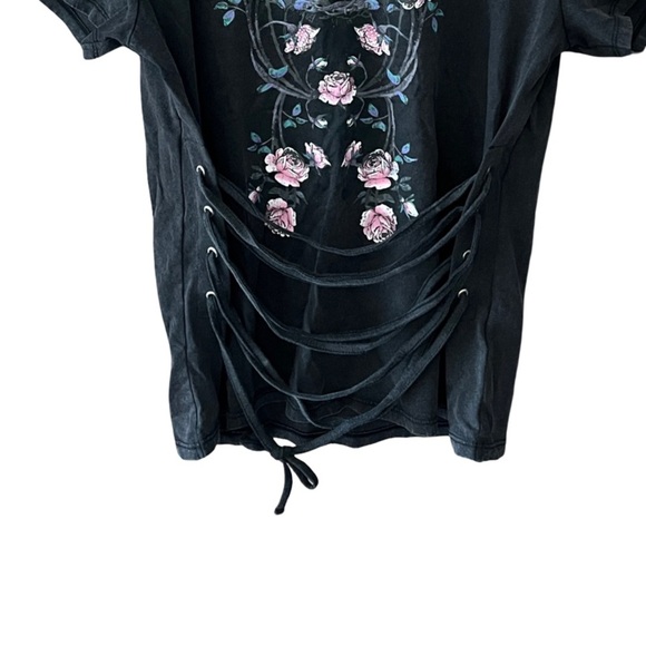 New GUESS Womens Rocker Rose Heart Lace-Up Graphic Tee Black Floral Print Sze M - Picture 5 of 13